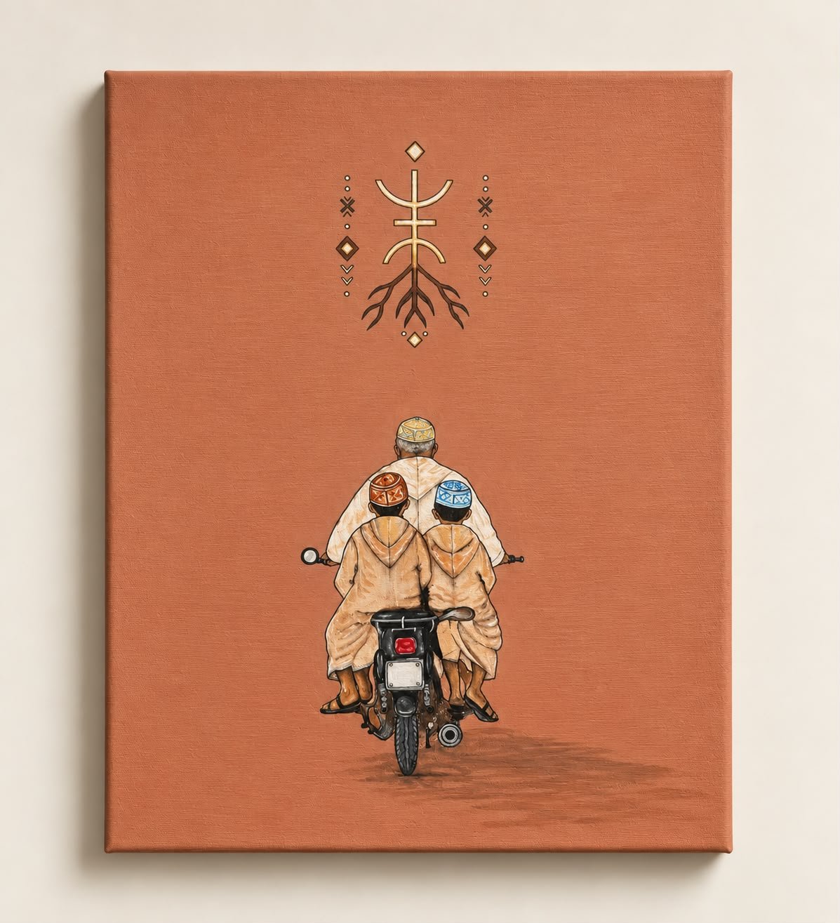 Toile orange : Jeddi sur sa mobylette, deux enfants assis derrière lui, vus de dos