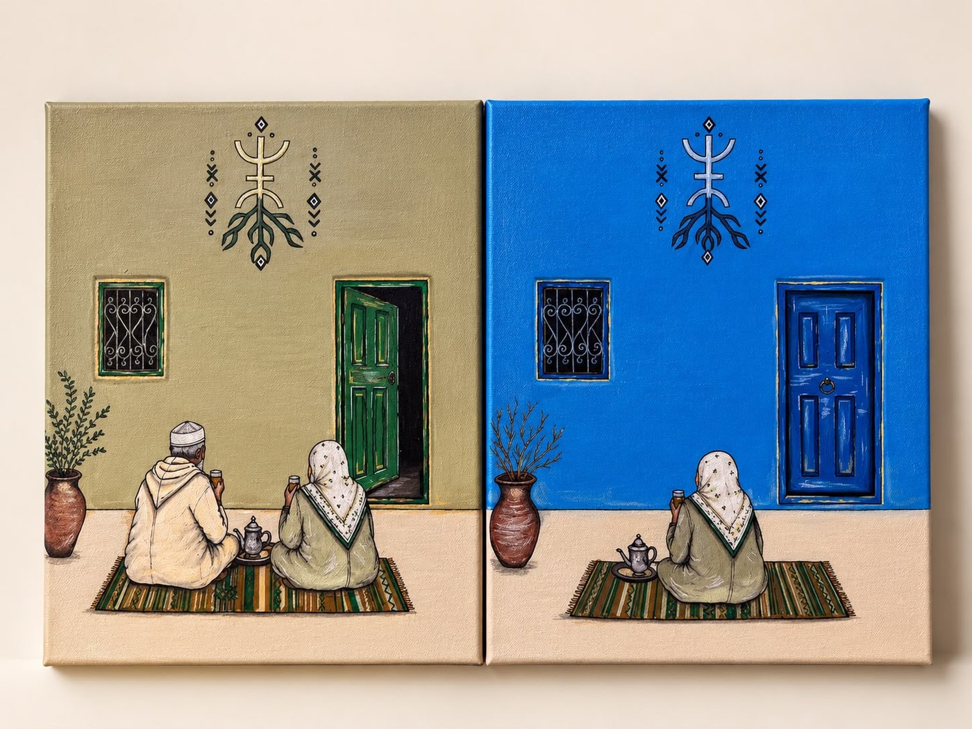 Diptyque : à gauche Jeddi et Henna prennent le thé devant une porte verte, à droite Henna seule devant une porte bleue
